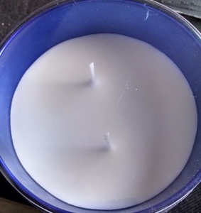 Vela especial con dos mechas, para un mayor confort, iluminación y aroma.